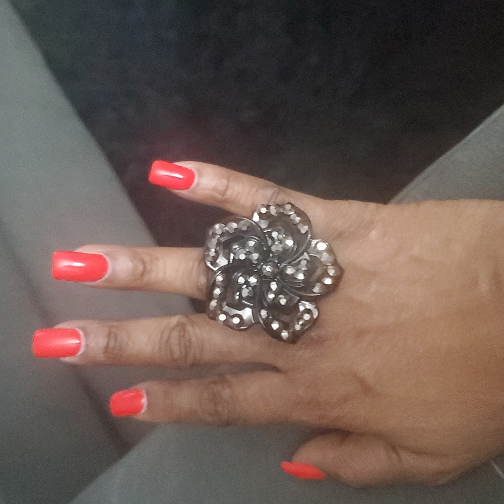Elegant Black and Silver Floral Ring